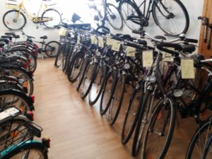 Im Fahrradladen stehen die hochwertigen gebrauchten Fahrräder 