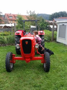 Traktor zum Spielen auf dem Dorffest.